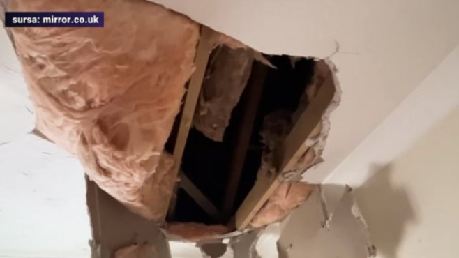Photo of video | O bucată de gheață căzută de pe un avion a distrus acoperișul unei case